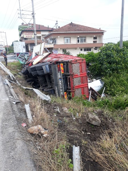 Trabzon plakalı kamyon şarampole devrildi: 1 ağır yaralı