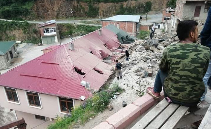 Patlatılan dinamitle hasar gören belediye binası onarılıyor
