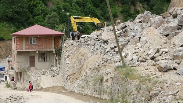 Giresun'da kontrollü patlatmada hasa gören bina onarılıyor