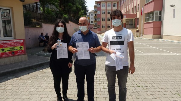 Trabzon'da çocuklarının motivasyonu için onlarla birlikte aynı okulda sınava girdi