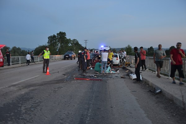 Çanakkale’de feci kaza: 3 ölü, 4 yaralı