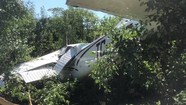 Eğitim uçağı meyve bahçesine düştü! 2 yaralı