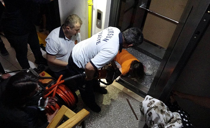 Kolu asansöre sıkışan küçük kızı itfaiye kurtardı