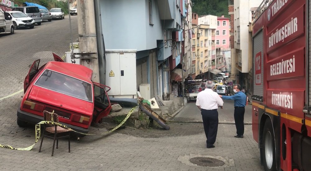 Trabzon'da otomobil elektrik direğine çarptı! 1 Ölü