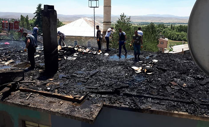 3 siyasi partinin bulunduğu binada yangın çıktı