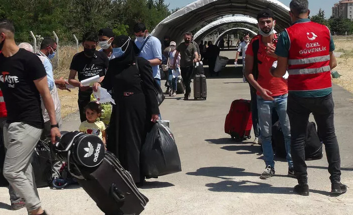 Suriyeliler, ülkelerine gitmeye başladı