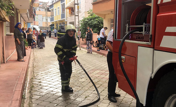 Yanan evde mahsur kalan aileyi komşuları kurtardı