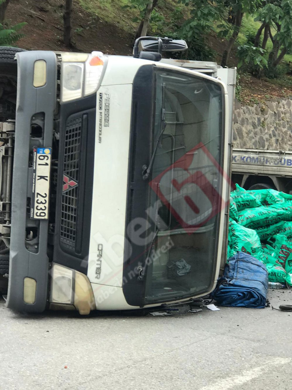 Trabzon’da kömür yüklü kamyon devrildi
