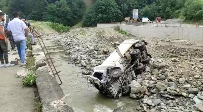 Trabzon’da kamyonla dereye uçtu, hastaneye gitmeyip kazada kaybolan 15 bin dolarını aradı