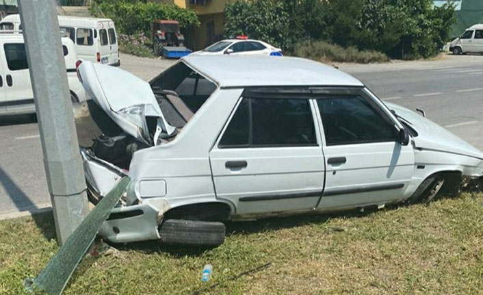 Aydınlatma direğine çarpan otomobil hurdaya döndü