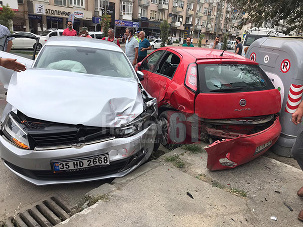 Trabzon Da Kaza Park Halindeki Araca Carpti