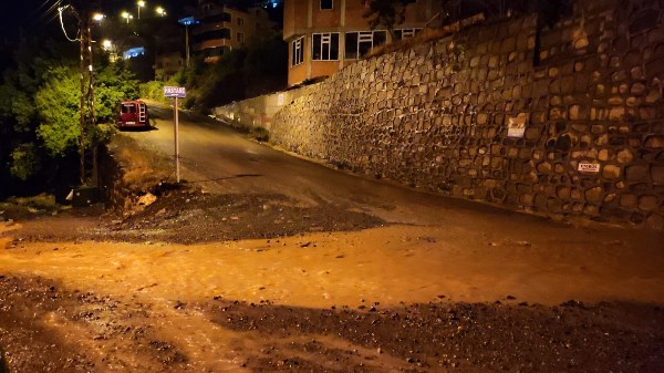 Artvin'de şiddetli yağış! Yollar çamurla kaplandı