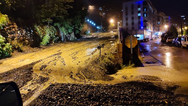 Artvin'de şiddetli yağış! Yollar çamurla kaplandı