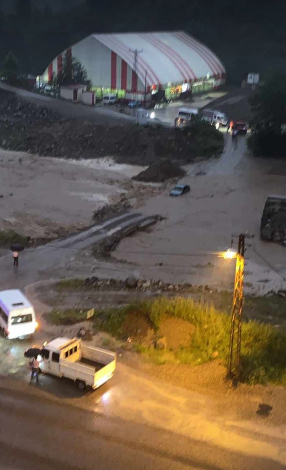 Giresun'da baraj kapakları açılınca düğünde mahsur kaldılar