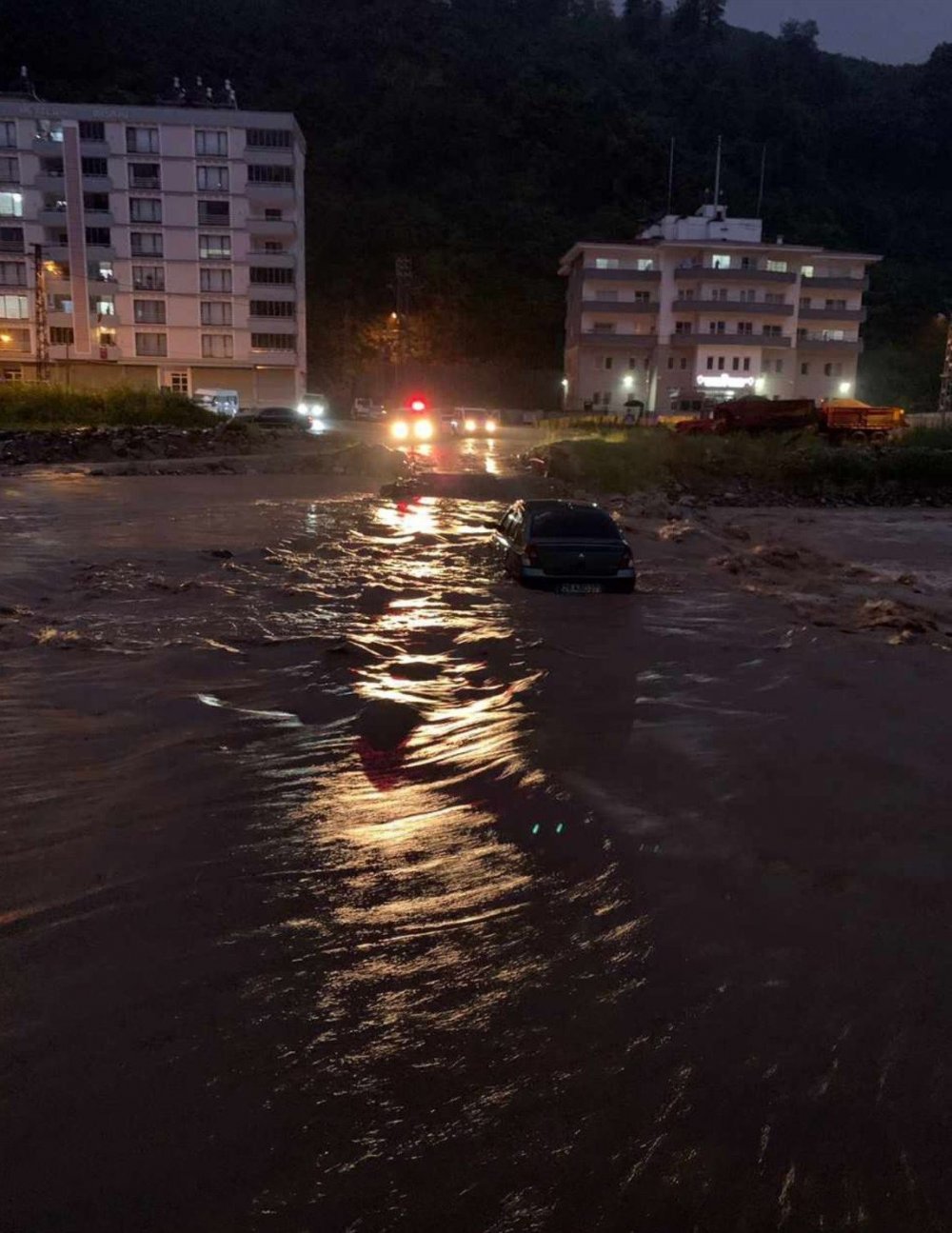 Giresun'da baraj kapakları açılınca düğünde mahsur kaldılar