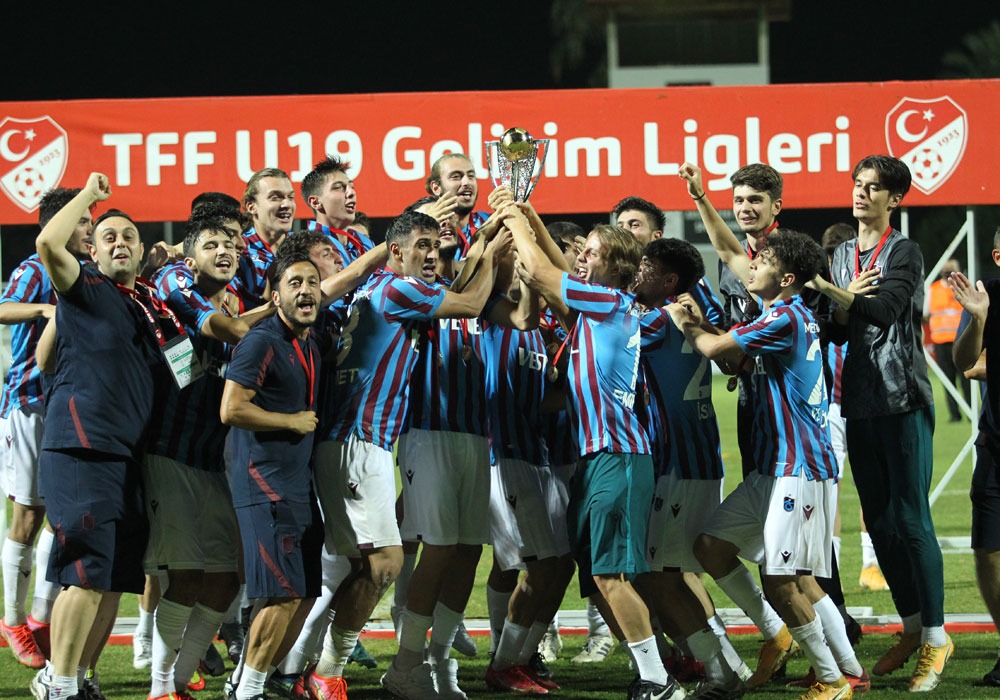 Trabzonspor U19 şampiyon oldu