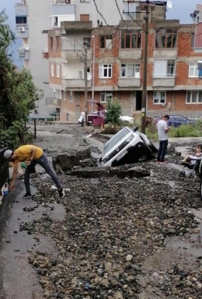 Trabzon'da şiddetli yağış etkili oldu, Arap turistin aracı çukura düştü