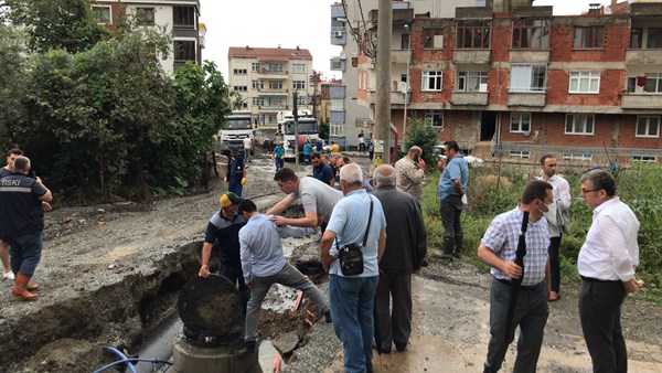 Trabzon'da şiddetli yağış etkili oldu, Arap turistin aracı çukura düştü