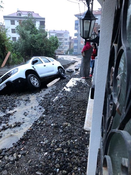 Trabzon'da şiddetli yağış etkili oldu, Arap turistin aracı çukura düştü