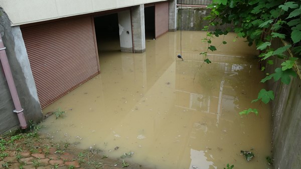 Trabzon'da şiddetli yağış etkili oldu, Arap turistin aracı çukura düştü