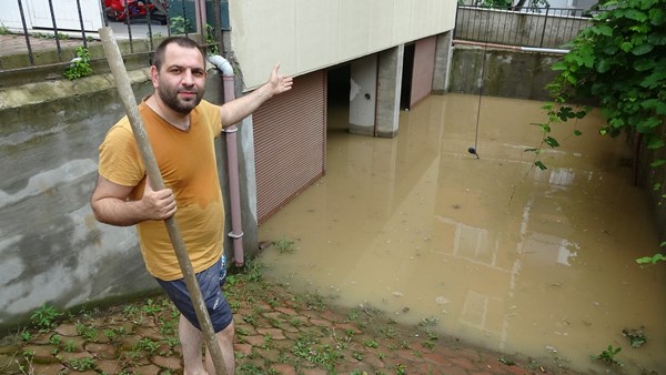 Trabzon'da şiddetli yağış etkili oldu, Arap turistin aracı çukura düştü