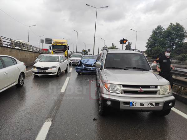 Trabzon’da aynı yönde giden araçlar çarpıştı!