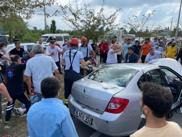 Samsun'da karşı şeride geçen otomobil tır ile çarpıştı: 5 yaralı