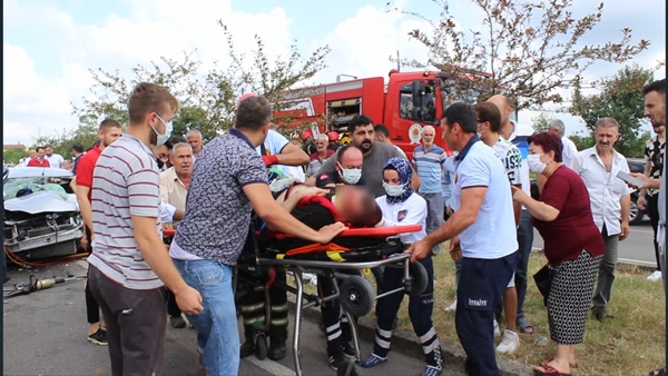 Samsun'da karşı şeride geçen otomobil tır ile çarpıştı: 5 yaralı