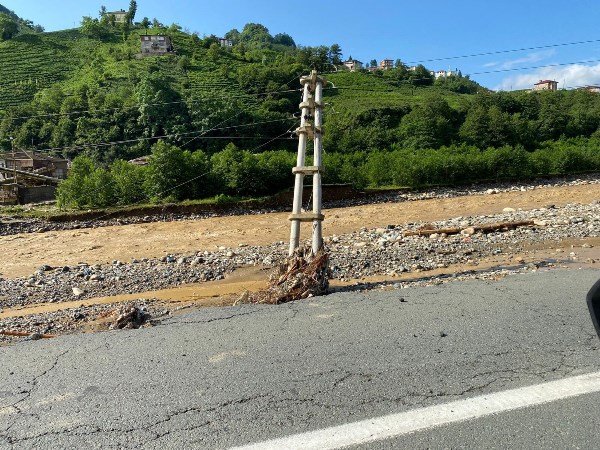 Rize'de heyelan bölgesine elektrik verildi