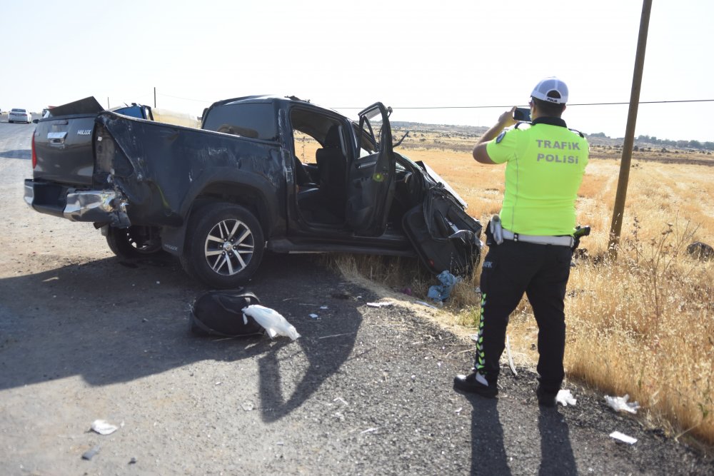 Trabzon plakalı kamyonet takla attı: 2 ölü, 3 yaralı