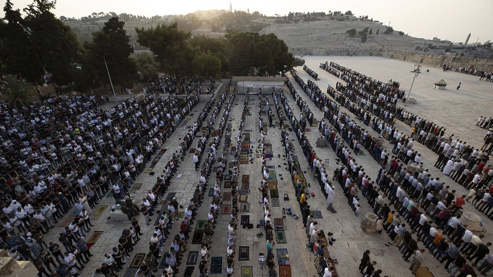 On binlerce kişi Mescid-i Aksa'da bayram namazı kıldı