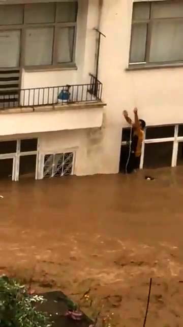 Arhavi'deki selden yeni görüntü! Mahsur kalan çiftin mucize kurtuluşu kamerada