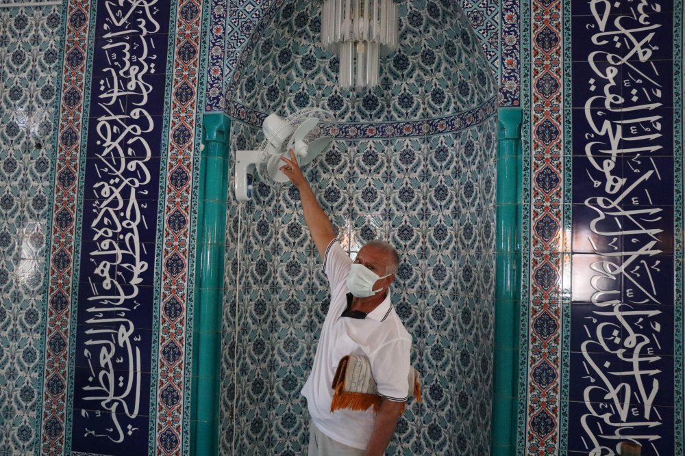Denizli'de camiyi boyayla tahrip ettiler