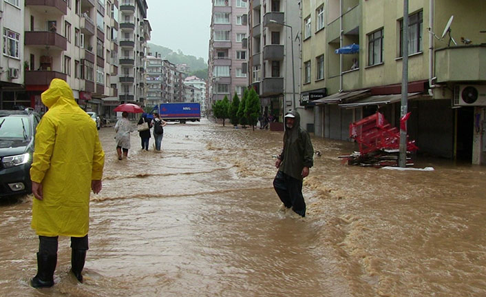 Beklenen yağışlar geldi Arhavi'de sokaklar göle döndü