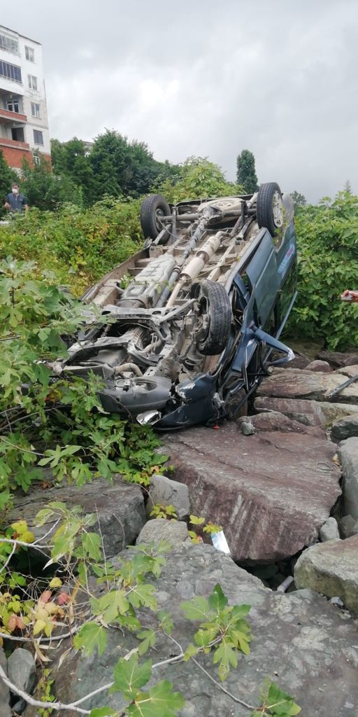 Rize'de araç denizdeki kayaların üzerine uçtu! 1'i çocuk 5 yaralı