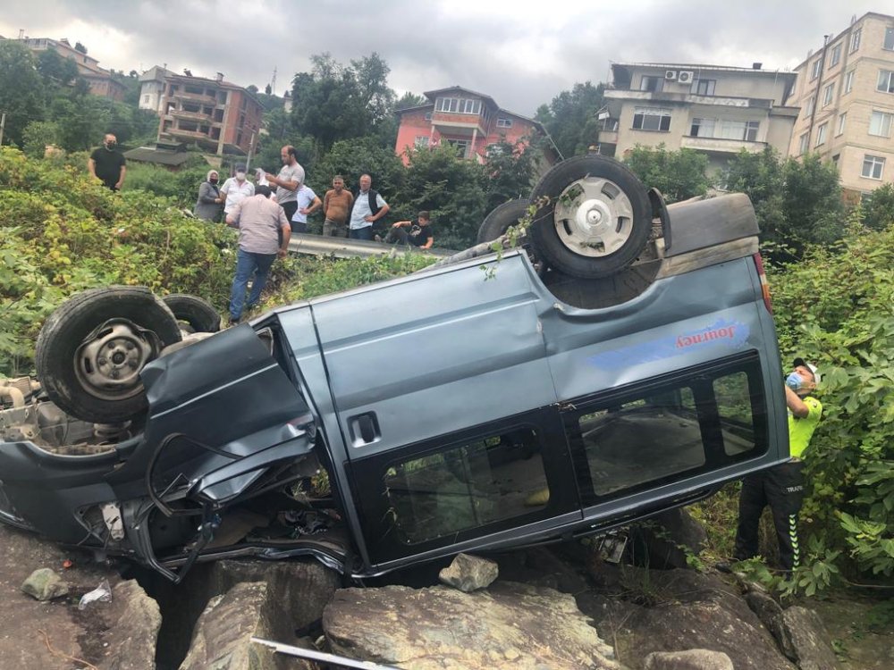 Rize'de araç denizdeki kayaların üzerine uçtu! 1'i çocuk 5 yaralı