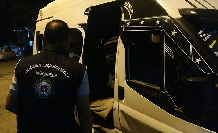 14 kişilik minibüsten 20'si kaçak 28 Suriyeli çıktı