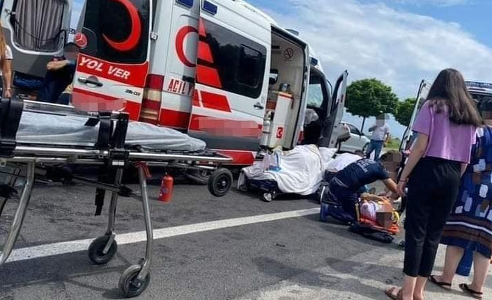Ambulans kaza yaptı: 6 yaralı