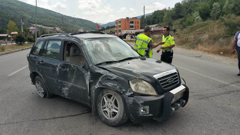 Samsun'da kamyonla çarpışan otomobil takla attı: 4 yaralı