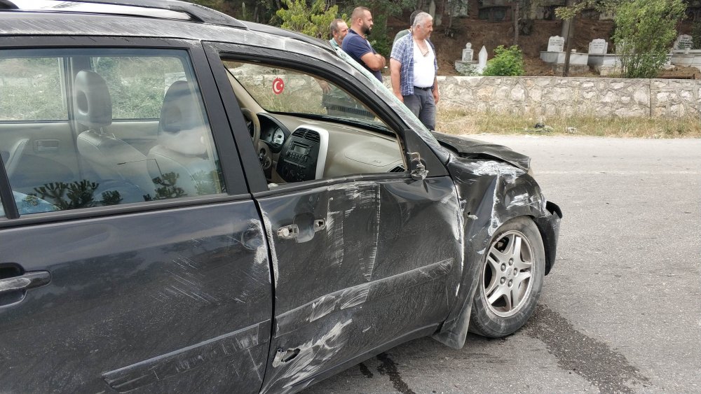 Samsun'da kamyonla çarpışan otomobil takla attı: 4 yaralı