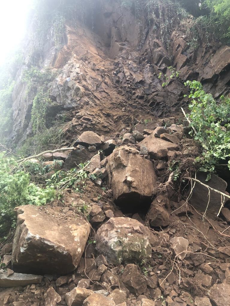 Giresun’da heyelan! Yol ulaşıma kapandı