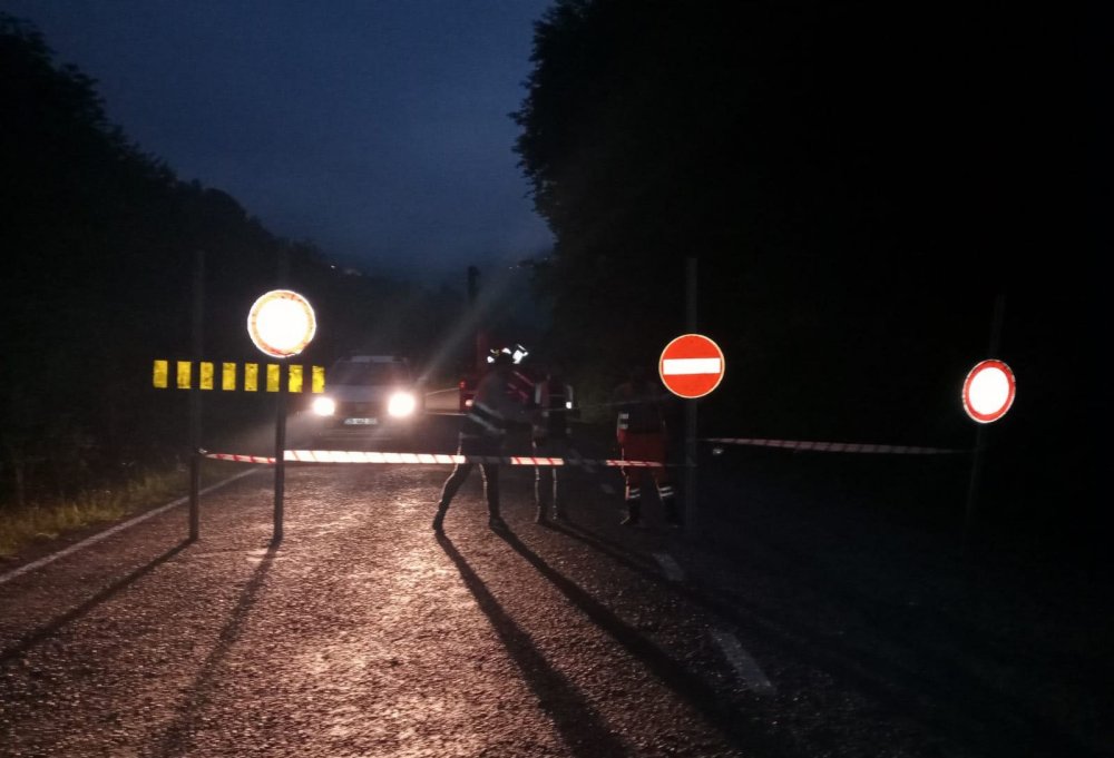 Giresun’da heyelan! Yol ulaşıma kapandı