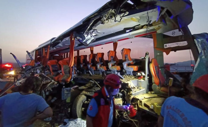 Korkunç kaza! Tır otobüsle çarpıştı: 9 ölü
