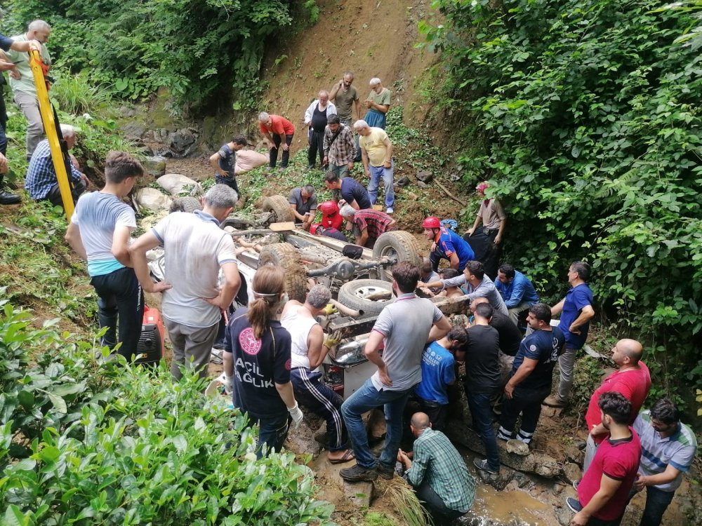 Rize’de çay yüklü kamyonet dereye yuvarlandı: 5 yaralı