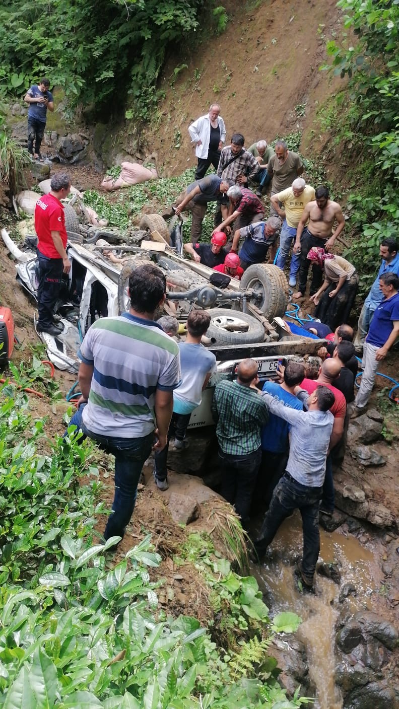 Rize’de çay yüklü kamyonet dereye yuvarlandı: 5 yaralı