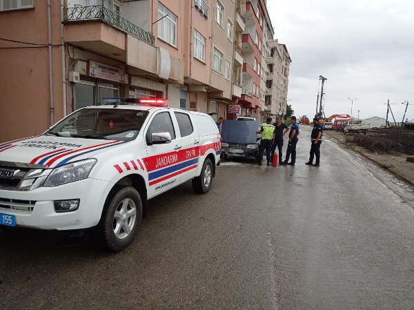 Giresun'da motoru alev alan araca jandarmadan müdahale