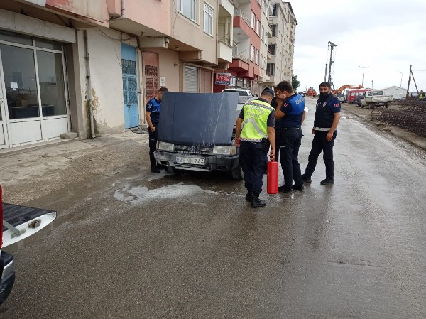 Giresun'da motoru alev alan araca jandarmadan müdahale