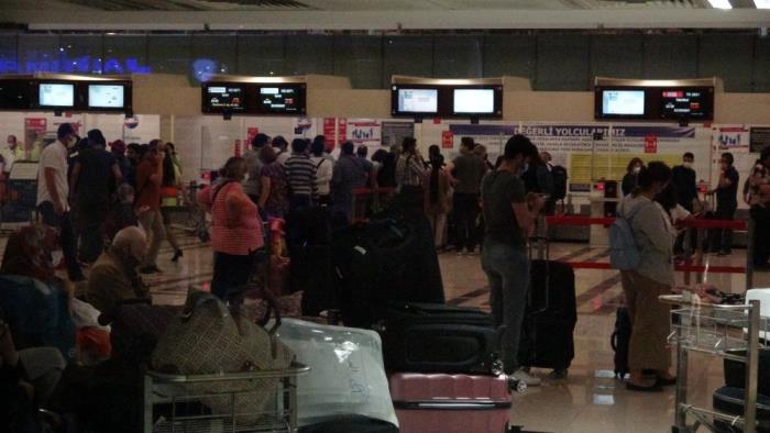 Uçuşlar iptal oldu Trabzon Havalimanı'nda yoğunluk oluştu