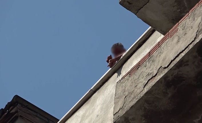Metruk binanın çatısına çıkıp intihara kalkışan şahsa polis müdahalesi