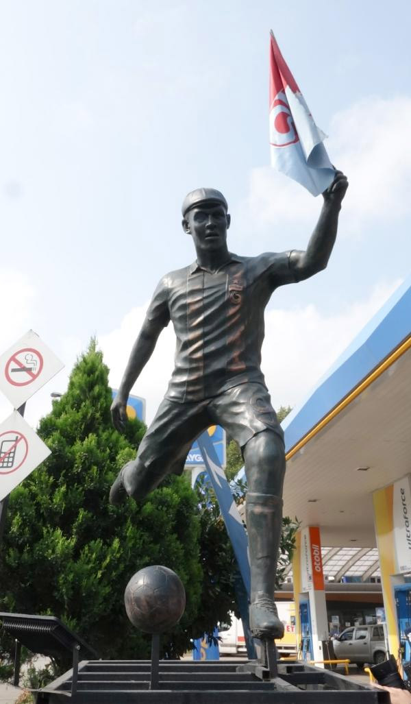 Trabzonspor'un yıldızı Nwakaeme’nin heykeli dikildi